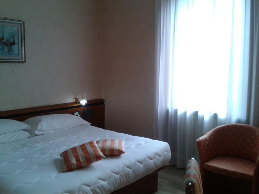 Hotel Villa Delle Ortensie Sant'Omobono Imagna Rum bild