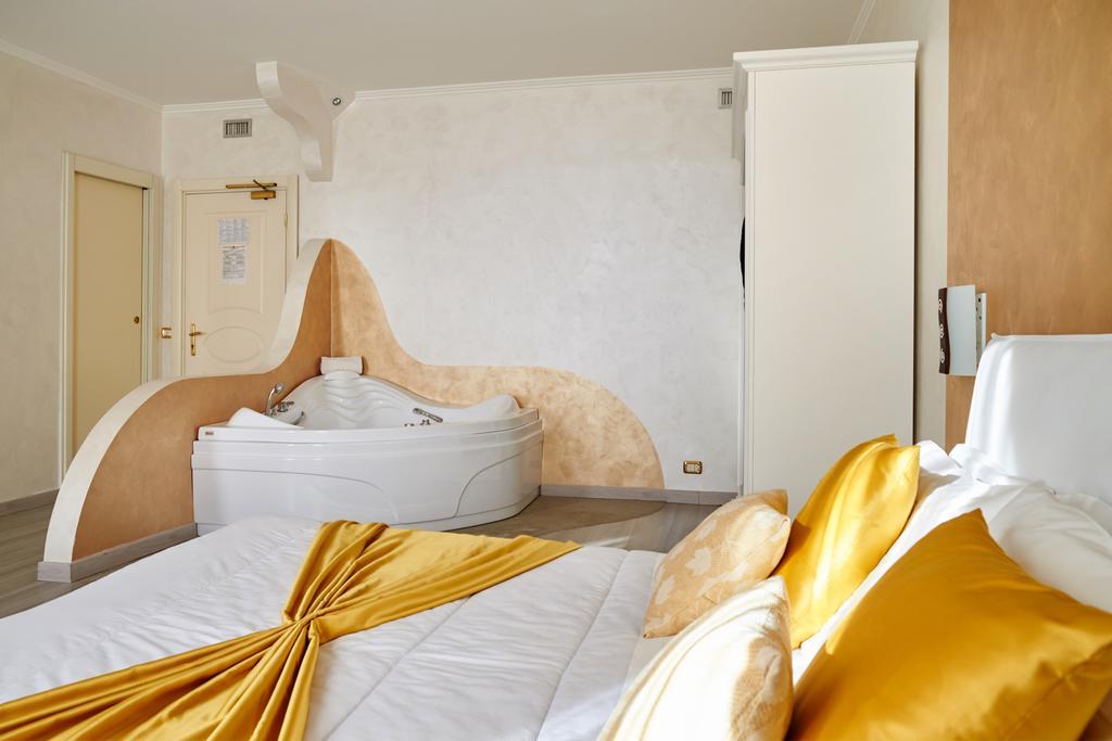 Hotel Villa Delle Ortensie Sant'Omobono Imagna Exteriör bild